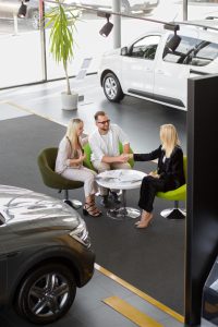 מנורות פלורסנט לאולמות תצוגת רכבים